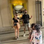 Maude Harcheb Instagram - Photo enquête 🧐 Vous trouverez sur cette photo des éléments probants vous indiquant où nous étions juste avant. Réponse : c’est vraiment pas un truc de ouf, on est juste allés chez @ikeafrance pour acheter de la moutarde. Qui eut cru que les suédois soient la réponse à la pénurie de moutarde 🤷🏻‍♀️ En vrai la moutarde était un heureux hasard, on était venus montrer à Indie où on habitait quand elle était « dans mon ventre », pèlerinage dans notre ancien quartier 🖤 Mes chaussures sont noires normalement, mais on s’est promenés aux Tuileries so... Faut que j’arrête de parler maintenant. Stream « Glace à l’eau » 🧊☀️ Bonne journée. Bisous. Ciao. Arrête de lire. Arrête j’ai dit ! Voilà.