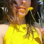 Maude Harcheb Instagram - ☀️🐝🍋🎾🥇💛 Comment vous allez ? Quel est votre parfum de glace préféré ? Vous partez en vacances ? Quel est votre signe Astro ? Vous mangez quoi ce soir ? Pourquoi le ciel est bleu ? - Nouveau titre Glace à l’eau est dispo, lien en bio -