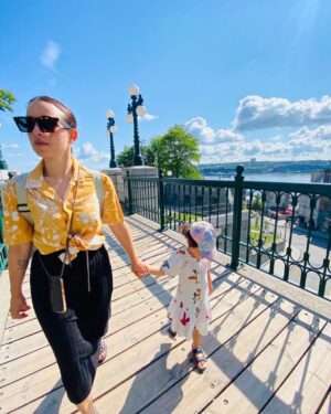 Maude Harcheb Instagram - 🇨🇦🖤🤩

J’essaye de pas trop y penser mais j’ai déjà la nostalgie de ce voyage.

Les grands espaces, la nature si puissante et douce, les gens, leur accent, leur gentillesse, l’effervescence des grandes villes et le vide des entre deux, l’air frais, les crèmes molles, les breuvages, le fromage scouic scouic, les animaux majestueux, les bidons de 5L de jus d’orange...

Je ne sais pas si le Canada sait qu’il est aussi beau qu’il ne l’est, mais c’est un bijou, de la bOoootey à préserver absolument.

J’ai fait des réserves de bonheur et mis de côté des souvenirs à ressortir pour les jours plus difficiles. 

Bref c’était trop bien t’as compris, en plus j’étais avec mes deux préférés. 🖤