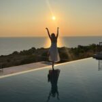 Maude Hirst Instagram - ☀️THIS PRACTICE CHANGED MY LIFE☀️ By simply changing the word OR to AND I was able to experience a whole new depth of life and you can do the same… Instead of thinking you can only be anxious OR calm explore the possibility of being able to be anxious AND calm. Instead of sad OR joyful, you can be sad in some areas of life but still feel joyful in others. Does this resonate? What contradictory emotions are you feeling in this moment? #emotions #meditation #travelphotography #lifechanging