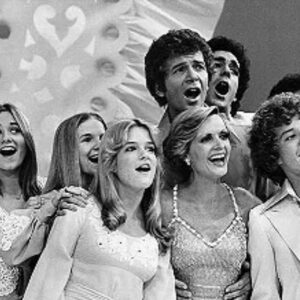 Maureen McCormick Instagram - Happy Happy 94th Birthday to my dear friend Sid Krofft 💕 I love and adore you and I am honored to be a part of your creation… The Brady Bunch Hour. The craziest spinoff in tv history. @sidkrofft @sidandmartykrofft Thank you for all the love, magic, happiness and color you bring into this world😘💃🏼🥰💋🎂🌈❤️🧡💛💚💙💜