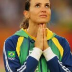 Maurren Maggi Instagram - SUPERAÇÃO! 🇧🇷🥹 Depois de sentir uma lesão nos Jogos Olímpicos em 2000, Maurren Maggi deu a volta por cima e oito anos depois foi a Pequim e conquistou a medalha de OURO! 🥇 Orgulho demais! 👏👏👏 @maurrenmaggi 🎥 Imagens: @jogosolimpicos #SomosAtletismo #caixa #caixaesportes #loteriascaixa #loteriascaixaesportes #newon #Solst #Vaicomsolst #pistaecampo #maxrecovery #puma @maxrecovery @newonoficial @pistaecampo @pumabrasil @loteriascaixaoficial