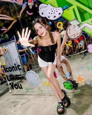 Maya Chanitcha Pimthong Instagram - สงกานต์นี้ต้องใส่ #crocs #crocsth เท่านั้น !! 🍒🌞