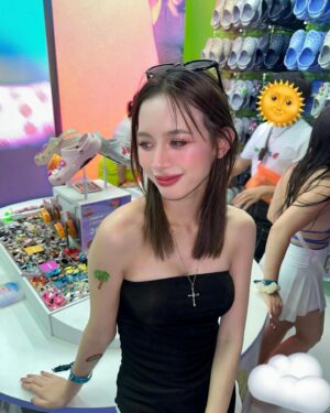 Maya Chanitcha Pimthong Instagram - สงกานต์นี้ต้องใส่ #crocs #crocsth เท่านั้น !! 🍒🌞