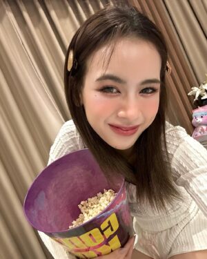 Maya Chanitcha Pimthong Instagram - วันนี้มาในลุคของสาวน้อยกับถัง popcorn 🍿🦍 
#godzillaxkong #godzillaxkongthenewempire 
#MajorCineplex
