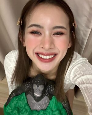 Maya Chanitcha Pimthong Instagram - วันนี้มาในลุคของสาวน้อยกับถัง popcorn 🍿🦍 
#godzillaxkong #godzillaxkongthenewempire 
#MajorCineplex