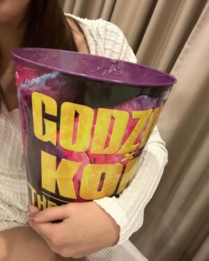 Maya Chanitcha Pimthong Instagram - วันนี้มาในลุคของสาวน้อยกับถัง popcorn 🍿🦍 
#godzillaxkong #godzillaxkongthenewempire 
#MajorCineplex