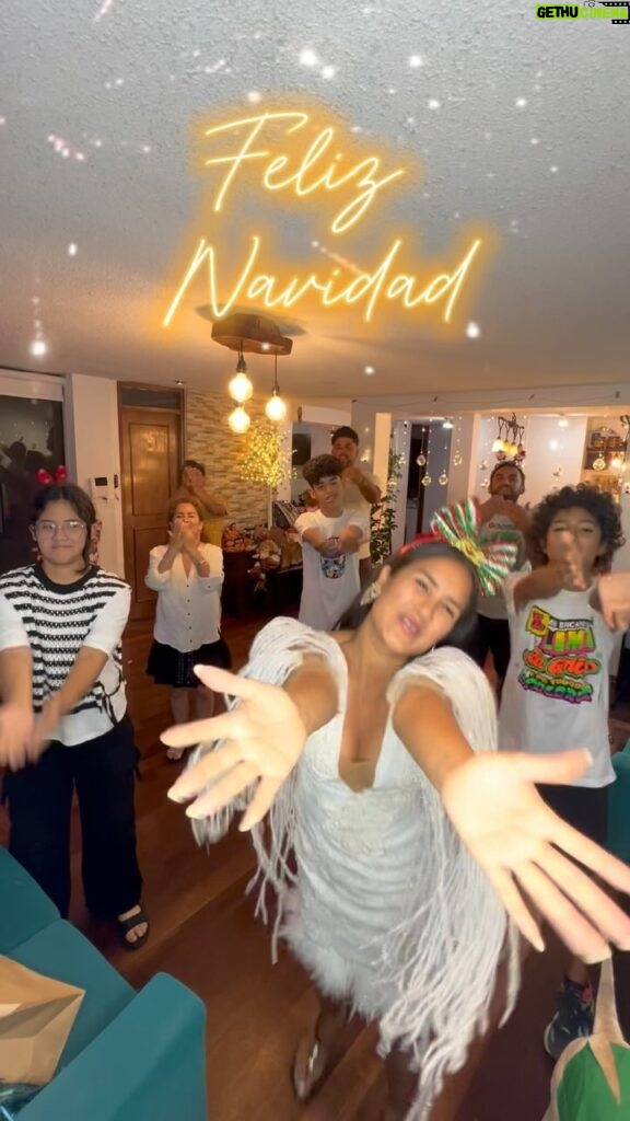 Mayella Lloclla Instagram - Feliz Navidad , les desea toda mi Familia ❤️‍🔥que en sus hogares reine el amor siempre ✨✨✨✨ #HoyEsNavidad #familytime #family #merychristmas #navidad #familia #amor #love #tiempoenfamilia