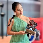 Mayella Lloclla Instagram - Muy Agradecida con el “Festival De Cine De Trujillo @fecit.pe por este hermoso reconocimiento a mi trayectoria y felicitarlos por esta Décima edición del Festival , hoy se inició la fiesta del Cine en esta ciudad maravillosa así que no se pierdan de todas las actividades que tienen para ustedes , que viva el Cine Peruano! 🎬🍿🎥 Los veo ❤️‍🔥 Mi vestido maravilloso de @cora.hechoamano tejido a palitos y tomo 20 días su elaboración 🫶🏼