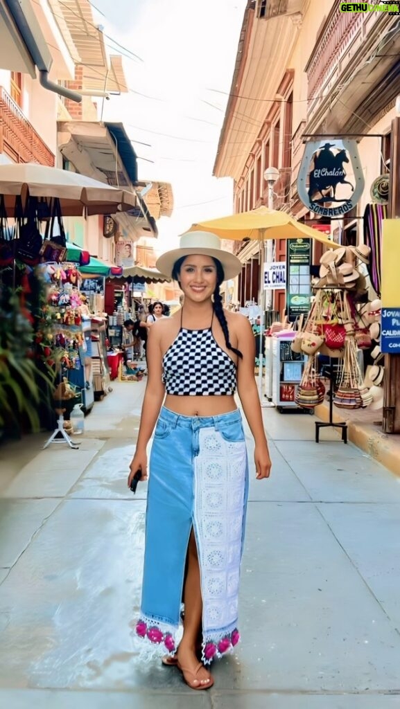 Mayella Lloclla Instagram - Volver a mi Piura, tierra de mis padres, con su rico calor que extrañaba tanto y hacer un proyecto hermoso, Ay estoy muy emocionada, Muy prontito se enterarán 🎥 🎵☀️ #piura #MisRaices #mitierra