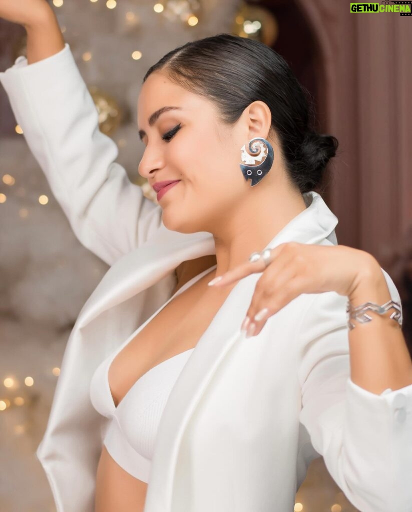 Mayella Lloclla Instagram - No existen limitaciones para nuestros sueños, basta creer. #NavidadCao Nuestros bellos aretes de plata “Mar y Raya” los pueden adquirir en nuestra tienda: caotienda.com.pe #cao #joyasdeplata #plata #aretes #joyas #jewrely #earrings #earring #MayellaLloclla #Navidad