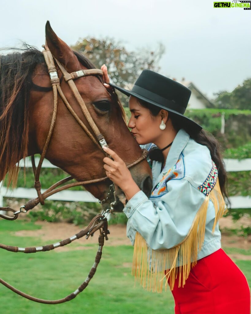 Mayella Lloclla Instagram - Navidad tiempo de Amar✨❤️‍🔥🥹 , Feliz Navidad para todos amigos 🫶🏼✨❤️‍🔥 Hermosas fotos en @cabalgatas.chincheros tomadas por el gran @alzamorafoto #HoyEsNavidad #MayellaLloclla