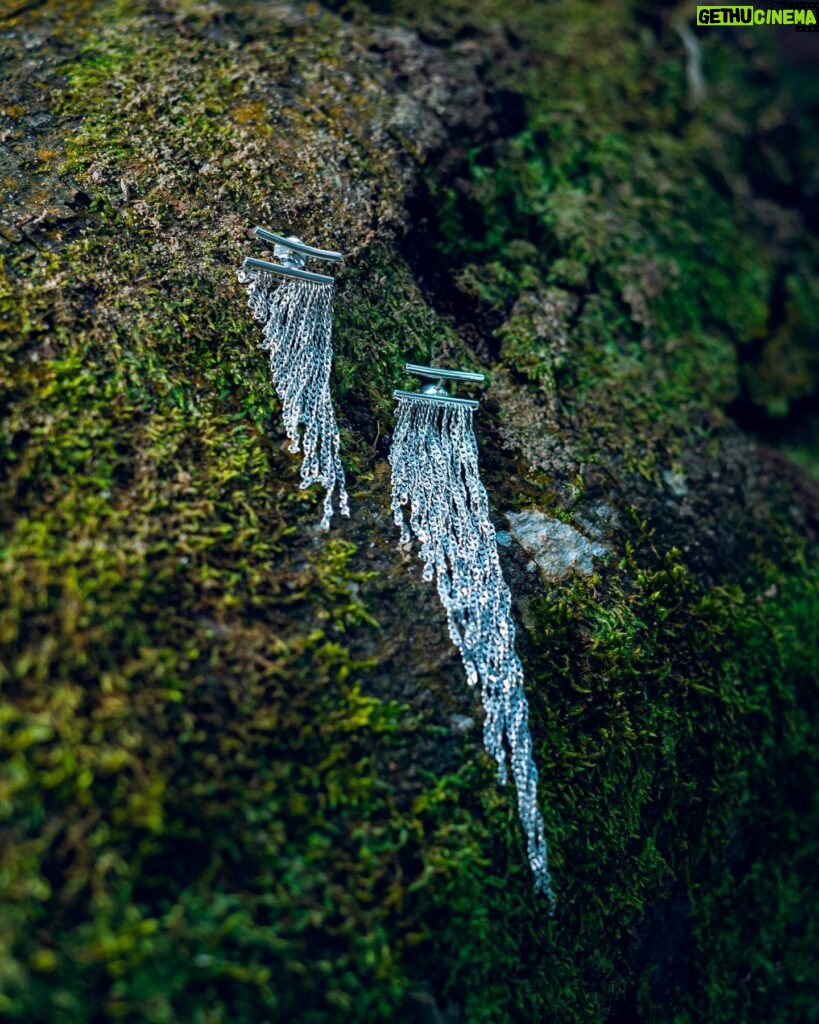 Mayella Lloclla Instagram - Esta Navidad una joya de plata con identidad. Nuestras hermosas “Chorreras” inspirado en las caídas de agua que existen en el bosque de Cuyas en Ayabaca, Piura. Las tenemos de 2 tamaños ❤️‍🔥 compra en caotienda.com.pe #NavidadCao #joyasdeplata #plata #joyas #jewelry #Navidad #Perú #identifad