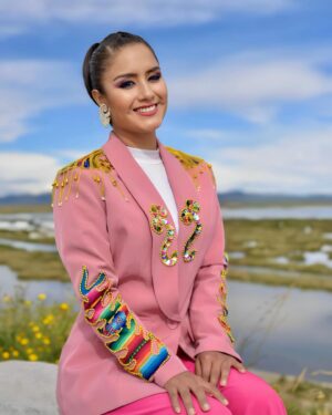 Mayella Lloclla Instagram - Hermosas postales en Puno en el gran hotel @ghl_lagotiticaca 

Mis outfits @cora.hechoamano 
Mi maquillaje y peinado @juliocesarneyra1 

#puno #lagotiticaca #viaje #Perú