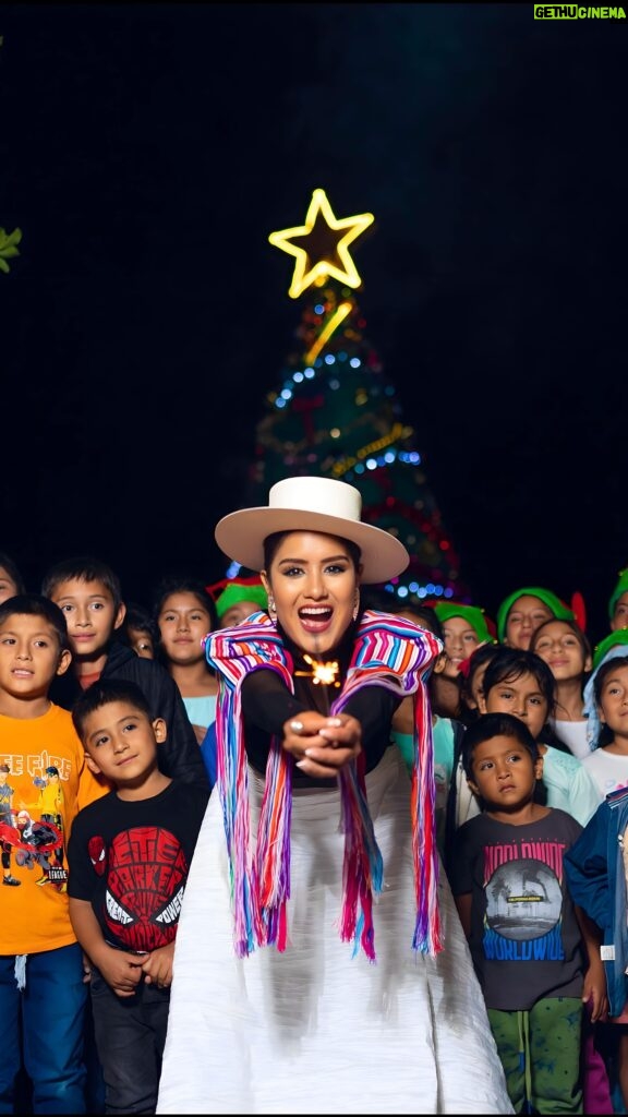 Mayella Lloclla Instagram - Que hermoso fue compartir la hermosa energía que tienen los niños del distrito de Sicchez de la Provincia de Ayabaca , Piura ❤️‍🔥 donde están mis raíces , siempre es maravilloso volver 🫶🏼 Gracias a la Municipalidad de Sicchez por haber decorado la plaza tan bella 🥹🎄✨ #hoyEsNavidad #MayellaLloclla #villancico #sicchez #piura #Ayabaca