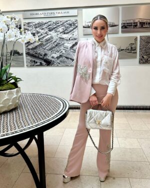 Mayra Farret Instagram - If you are not networking, you are not working.

Fashion Group International Global Leaders Annual Meeting. Thank you @fgidallas for hosting 🙏🏻

Suit @cinqasept 
Blouse @zara 
Shoes @ysl 
Bag @chanelofficial

#fgi #fgiglobal #fgiglobalnetwork #connectionsmatter