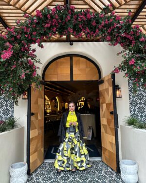 Mayra Farret Instagram - Fashion Group International Global Leaders Meetings.

Blouse @robertgrahamnyc 
Skirt @stellanolasco 
Shoes @dior 
Bag @maisonalaia 
Jacket @aliceandolivia