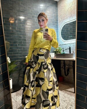 Mayra Farret Instagram - Fashion Group International Global Leaders Meetings.

Blouse @robertgrahamnyc 
Skirt @stellanolasco 
Shoes @dior 
Bag @maisonalaia 
Jacket @aliceandolivia
