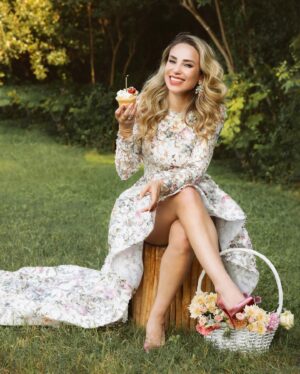 Mayra Farret Instagram - Cheers to another year of chasing dreams and achieving goals! Happy birthday to the determined and stoppable force within me 🎂🥳🎈

Dress @stellanolasco 
Camera and set design @elizabethgrecoportraits