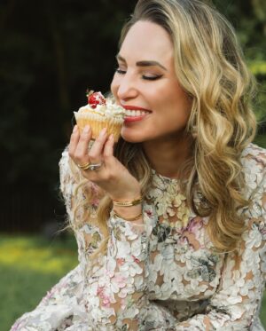 Mayra Farret Instagram - Cheers to another year of chasing dreams and achieving goals! Happy birthday to the determined and stoppable force within me 🎂🥳🎈

Dress @stellanolasco 
Camera and set design @elizabethgrecoportraits