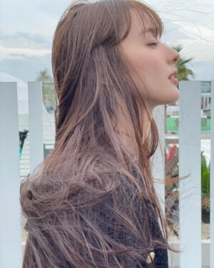 Mayu Miyamoto Instagram - .
今日の撮影おわりに久しぶりの私服。
贅沢にも曽根さんに撮ってもらっちゃった🤤　@masaki_sone_pm 

#よくみて
#遠藤さんおりてる方の手もピースしてる
#楽しい撮影でした
#まゆふく