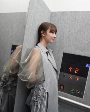 Mayu Miyamoto Instagram - .
まもなくポツンと一軒家放送です🏡

衣装タグ🏷️
トップス,スカート @shiroma_official 
キャミソール　@code_a___.jp 
チョーカー @anemone_official 
リング　@cocoshnik_official