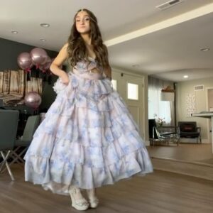 McKenzi Brooke Instagram - I miss prom 🥲❤️ #prom #promdress #promdresses #throwback #dance #split