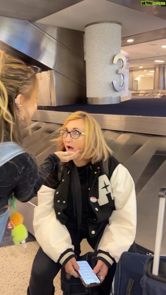McKenzi Brooke Instagram - I think this random lady likes me😌🤣 @spiritairlines #music4miles #randompeople #comedy #airport