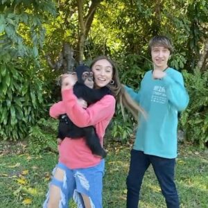 McKenzi Brooke Instagram - I miss my friend!! 🙉😭 @mokshabybee_tigers @reifharrison #dance #monkey #animals #siblings