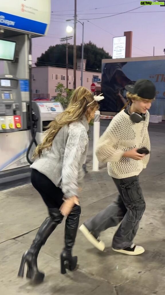 McKenzi Brooke Instagram - Trolling random people at the gas station.. lmaoo 😂😂😉😳