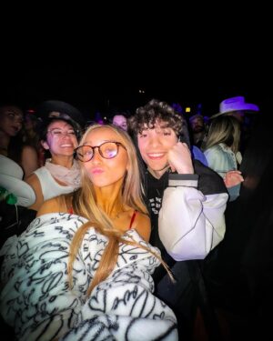 McKenzi Brooke Instagram - Who knew coming to StageCoach I’d meet my childhood CRUSHHH😍 (Swipe to the last photo) If you were KC undercover fan you better SWIPE!!