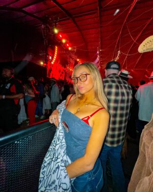 McKenzi Brooke Instagram - Who knew coming to StageCoach I’d meet my childhood CRUSHHH😍 (Swipe to the last photo) If you were KC undercover fan you better SWIPE!!