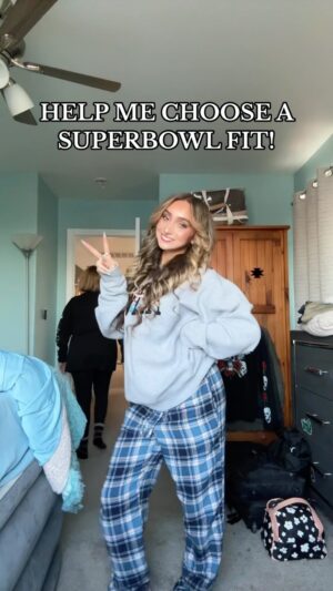 McKenzi Brooke Instagram - WHICH IS YOUR FAV ❤️😭 @knotwtr #Superbowl #football #chiefs #nfl #49ers #taylorswift #blankspace