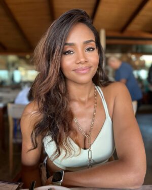 Meagan Tandy Instagram - Feeling happy 💛 ✨