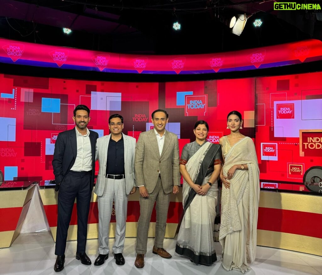 Medha Shankar Instagram - The real and reel life Manoj Kumar Sharma and Shraddha Joshi. @vikrantmassey & @medhashankr in the @indiatoday Mediaplex for a conversation on Vidhu Vinod Chopra’s new film #12thFail which has been getting rave reviews. Catch them tonight at 8:30 pm and over the weekend on @indiatoday