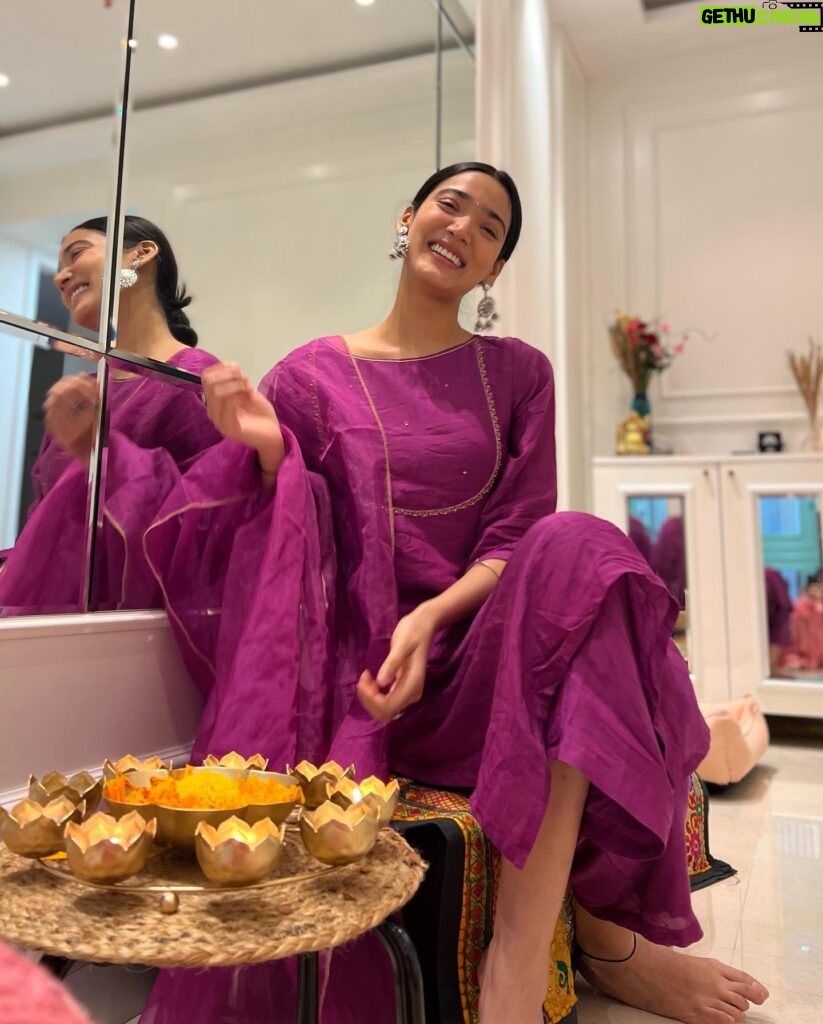 Medha Shankar Instagram - May this Diwali bring divine peace, love, success and abundance for all🙏🏼💫