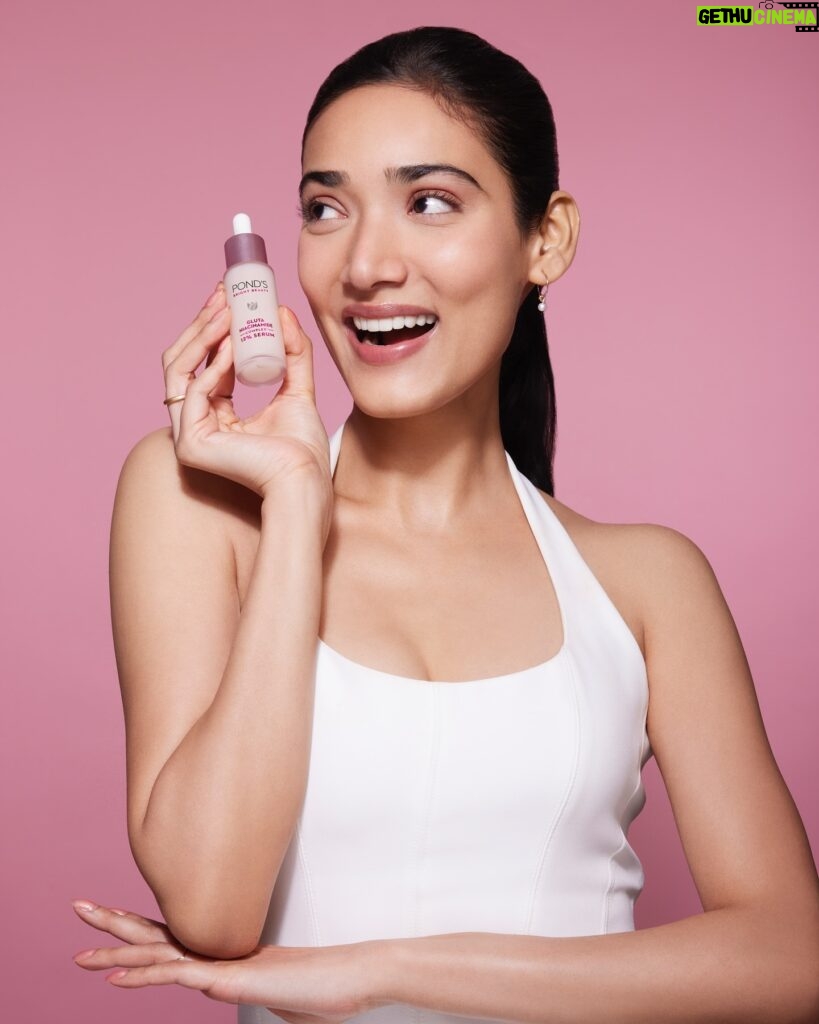 Medha Shankar Instagram - Failing at containing my excitement about the flawless radiance the @pondsindia Anti-Pigmentation Serum gives! 🫶🏻 It’s helped reduce my pigmentation while repairing my skin. 💖 #Ponds #PondsIndia #Flawless #Niacinamide #Skincare #BeautyTips #SoftSkin #PondsAntiPigmentationSerum #SkincareRoutine #Selfcare #SkincareIndia #Pigmentation #AntiPigmentationSerum #Ad