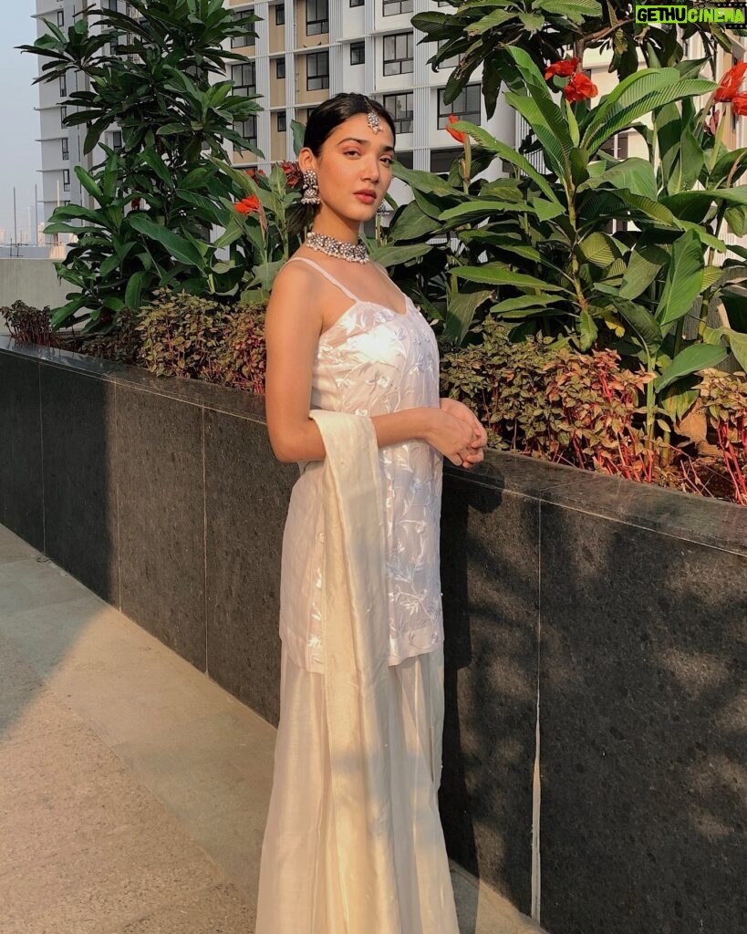 Medha Shankar Instagram - Happy Dhanteras💛Wishing you and your family a healthy and prosperous year ahead💫🙏🏻 Outfit: @tanvigauriofficial . . . . . . . . . #happydhanteras #shubhdhanteras #happydiwali #festivewear #weddingwear