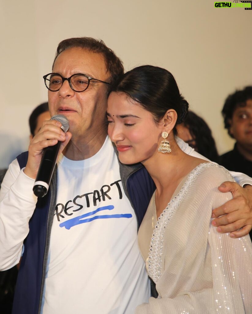 Medha Shankar Instagram - Some beautiful moments from the Mumbai screening of #12thfail The laughs, the hugs, the tears and a heart brimming with gratitude🙏🏼 -Hugs with Vidhu Sir that are always accompanied by some happy tears🤍 -My Dad’s emotional, proud face in the last picture. Like I said, “Meri life ki ‘Shraddha’ mere Papa hain”💫 @vidhuvinodchoprafilms @vikrantmassey