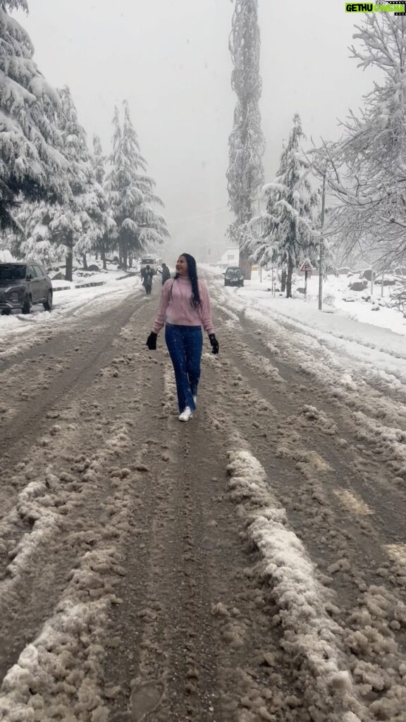 Meena Vasu Instagram - Falling for this Snowfall over and over again ☃️🥹❤️ . . . . . . . #reels #reelsinstagram #manali #loveforweather