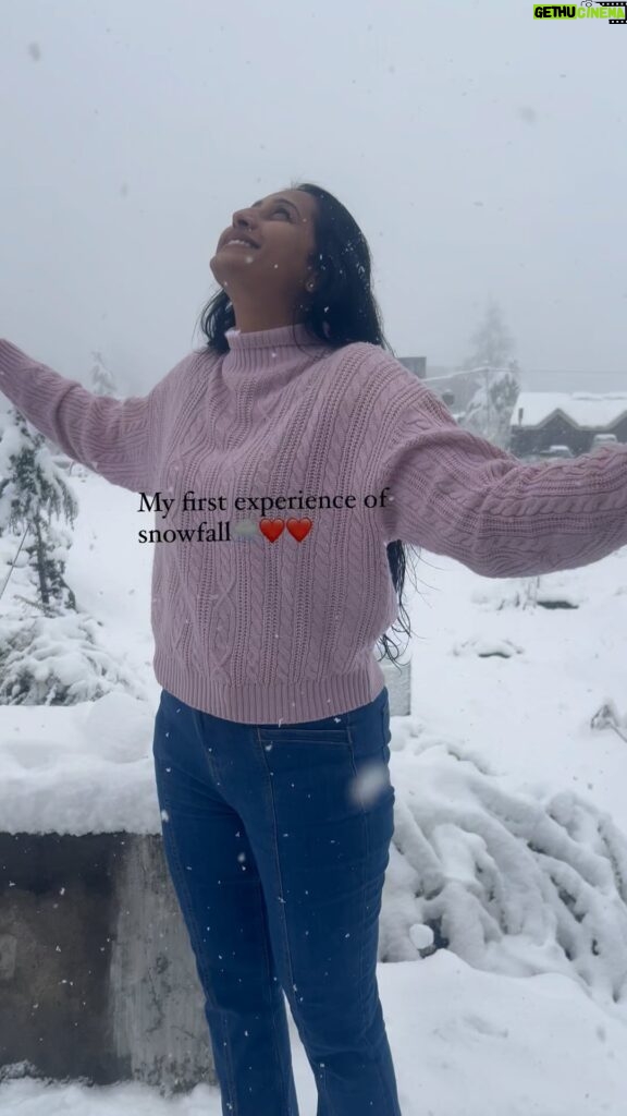 Meena Vasu Instagram - 🌨️☃️❤️❤️🥰🥰 #manalidiaries #solangvalley #snowfalling