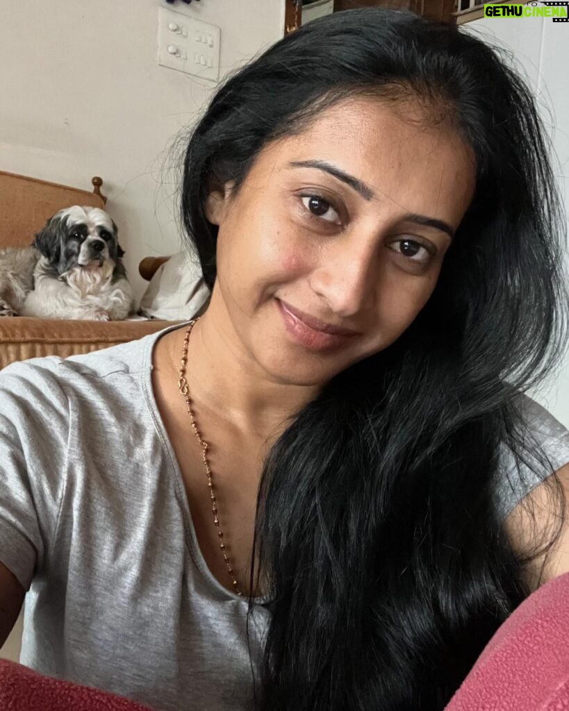 Meena Vasu Instagram - Morning vibes ❤️❤️me and Limmo 🐶 . #nofilterneeded #nomakeup #morningvibes