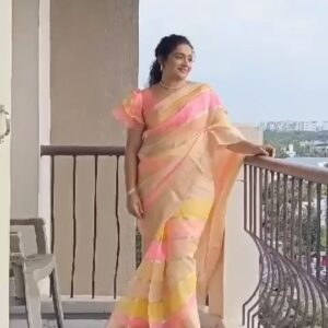 Meera Vasudevan Instagram - Here’s how @byhand.in draped me for the 1st Kerala Vision Television Awards where I won the Most Popular Actress Award for my work as #sumitra on #kudumbavilakku on @asianet 
Look styled by @vinodsupriya 
Costume by @byhand.in 
Makeup and hair by @makeover_by__nila_karthika_ 
@unnimaya_the_artist 
Photo credit : @aperture.fox 
Reel credit : @9_v_i_s_m_a_y_a_7 
My manager/ Style consultant @vinodsupriya 
#meeravasudevan #meeravasudev #keralavision #1stkeralavisiontelevisionawards #mostpopularactress2023 #mostpopularacttess2022 #asianet #actormeeravasudevan #actormeeravasudevan #actressmeeravasudev #grateful #peace #blessed #supriyavinodformeeravasudevan