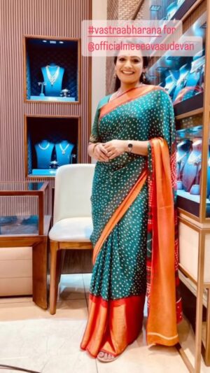 Meera Vasudevan Instagram - This gorgeous georgette green bandhani saree with orangish-red-gold border made my evening delightful at work! Find this beauty on @vastraabharana , a sincere partner of #sumitra ‘s new look only on #kudumbavilakku on @asianet 
#meeravasudevan #meeravasudev #actormeeravasudev #actressmeeravasudevan #actormeeravasudev #actormeeravasudevan #georgettesaree #georgette #vastraabharana