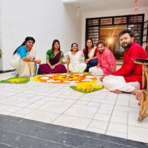Meera Vasudevan Instagram - A little location #onam fun!! 
It’s such difficult weather to shoot in but an awesome time to bond too! 
#kudumbavilakku #meeravasudevan #actormeeravasudevan #actressmeeravasudevan #onam #onamshoot #asianet