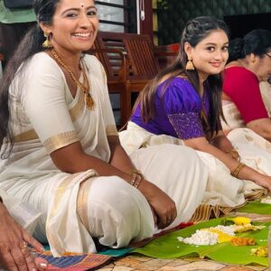 Meera Vasudevan Instagram - A little location #onam fun!! 
It’s such difficult weather to shoot in but an awesome time to bond too! 
#kudumbavilakku #meeravasudevan #actormeeravasudevan #actressmeeravasudevan #onam #onamshoot #asianet