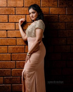 Meera Vasudevan Instagram - @officialmeeravasudevan 🍁

@grihalakshmi_ 

@sumeshmohanphotography 

#fashionphotography #magazine #magazineshoot #celebrity #fashion #godox #portraitphotography #malayalamcinema #mollywoodactress #mollywood #grihalakshmi officialmeeravasudevan