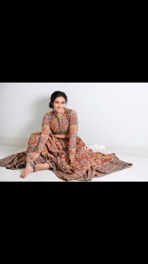 Meera Vasudevan Instagram - I’m honoured to share these classic shots captured by @sreekanth_kalarickal for @vanithamagazine as part of my heartfelt interview… go get your copy from the stands now! 

Inframe : @officialmeeravasudevan
@vanithamagazine 
This interview arranged for me by my manager @vinodsupriya 
.
📷 : @sreekanth_kalarickal
MUA : @karthika.nitheesh 
Costume : @klumbyprajinajaanaki
Jewellery :friendly courtesy @ashwathy_ash_ 
My PR and manager @vinodsupriya 

#meeravasudevan #actormeeravasudevan #actressmeeravasudevan #vanithamagazine #vanitha #sreekanthkalarickalphotography #interview #photoshoot  #makeover #gratitude #classy #portraits #cinema #indiancinema #malayalamcinema