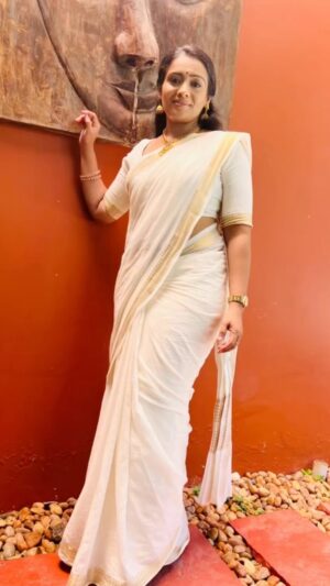 Meera Vasudevan Instagram - Onam sure is special.. Happy Onam to all of you out there.. May your lives be filled with love , prayer, gratitude and abundance! 
Costume Courtesy: @togconcepts
Styling: @krishnaviswam
Pics by @ashwathy_ash_ 
❤️❤️
#meeravasudevan #actormeeravasudevan #actressmeeravasudevan #kudumbavilakku #onamshoot #onam #happyonam #kasavusaree #whitegold