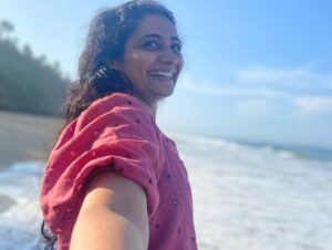 Meera Vasudevan Instagram - How many of you love the sun and the sea? 
The incessant waves resonate with the tumbling thoughts in our minds that finally fall and break on the soul of the beach and expose themselves for what they are…just foam! 
Better to live , love, give and get peace and connect to your inner and outer nature as often as you can! The silence of the heart and the mouth are far more powerful than mindless restless action of the ‘wave’ring mind! 
Here’s to finding your peace like I do ❤️
Wishing you all a wonderful festive season!
#festiveseason #meeravasudevan #actormeeravasudevan #actressmeeravasudevan #meeravasudev #sunandsurf #beach #peace #grace #fresh #sunset #silence #love #blessed